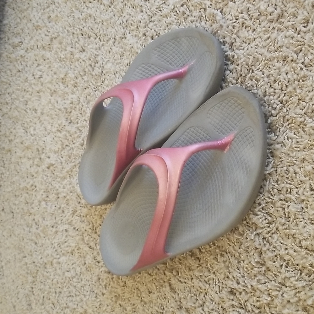 Oofos flip flops